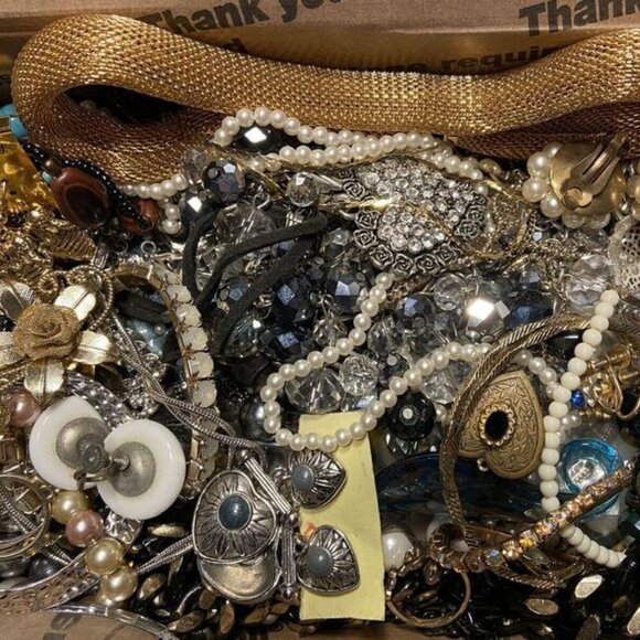 4lbs: unsorted unsearched untested. Mix of Estate/Costume/Vintage 90% wearables - Picture 6 of 10